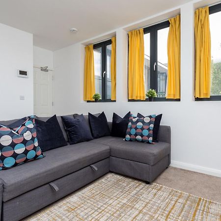 Flat 7- Spacious Studio Flat In The Heart Of Crawley Esterno foto