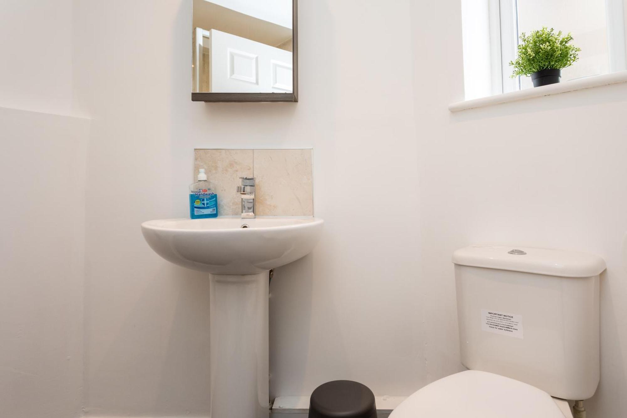Flat 7- Spacious Studio Flat In The Heart Of Crawley Esterno foto
