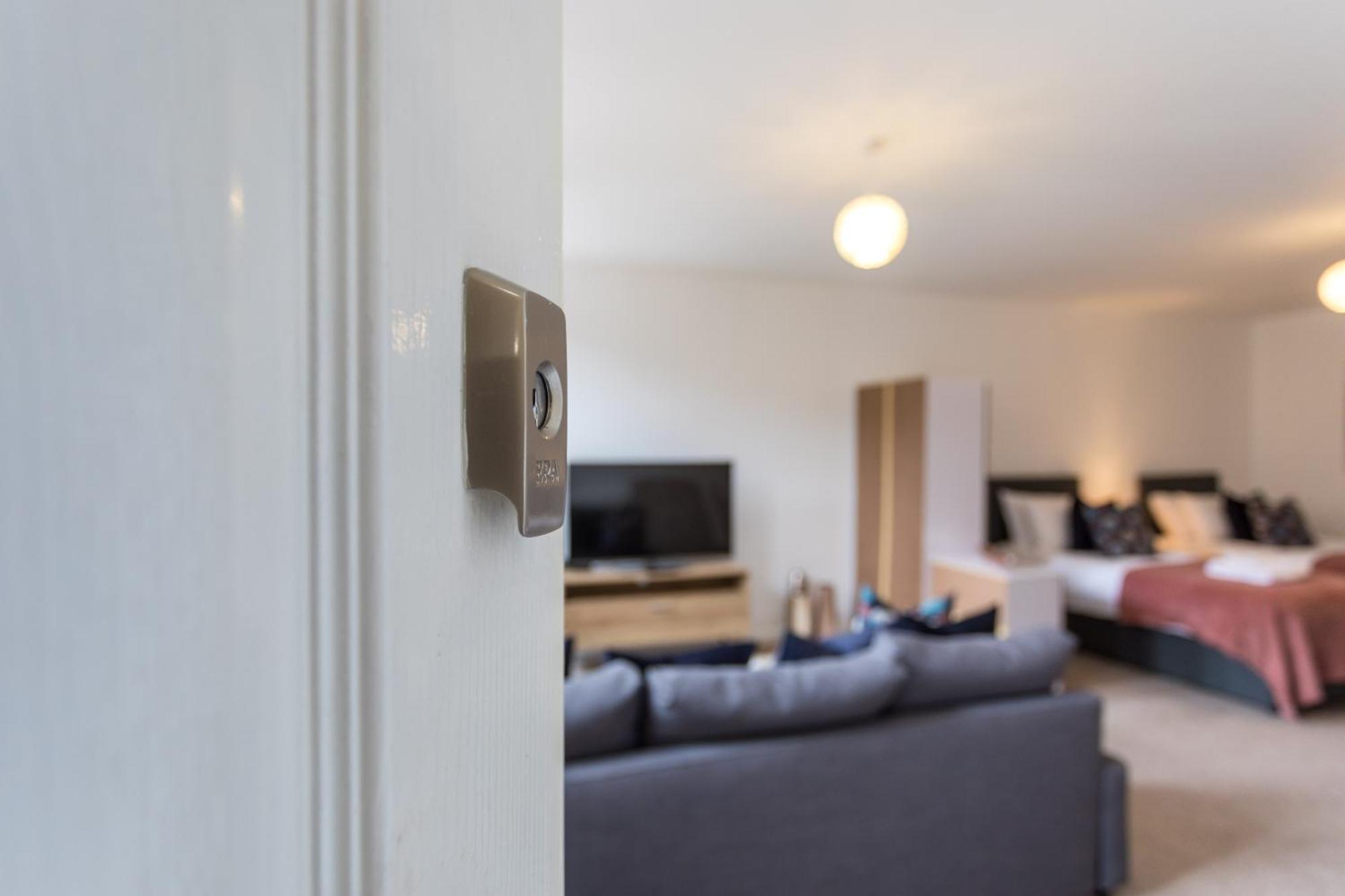 Flat 7- Spacious Studio Flat In The Heart Of Crawley Esterno foto