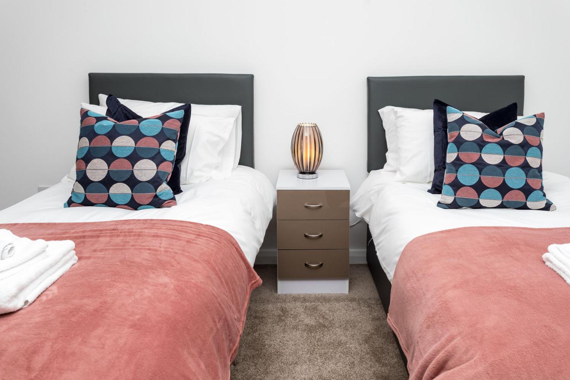 Flat 7- Spacious Studio Flat In The Heart Of Crawley Esterno foto