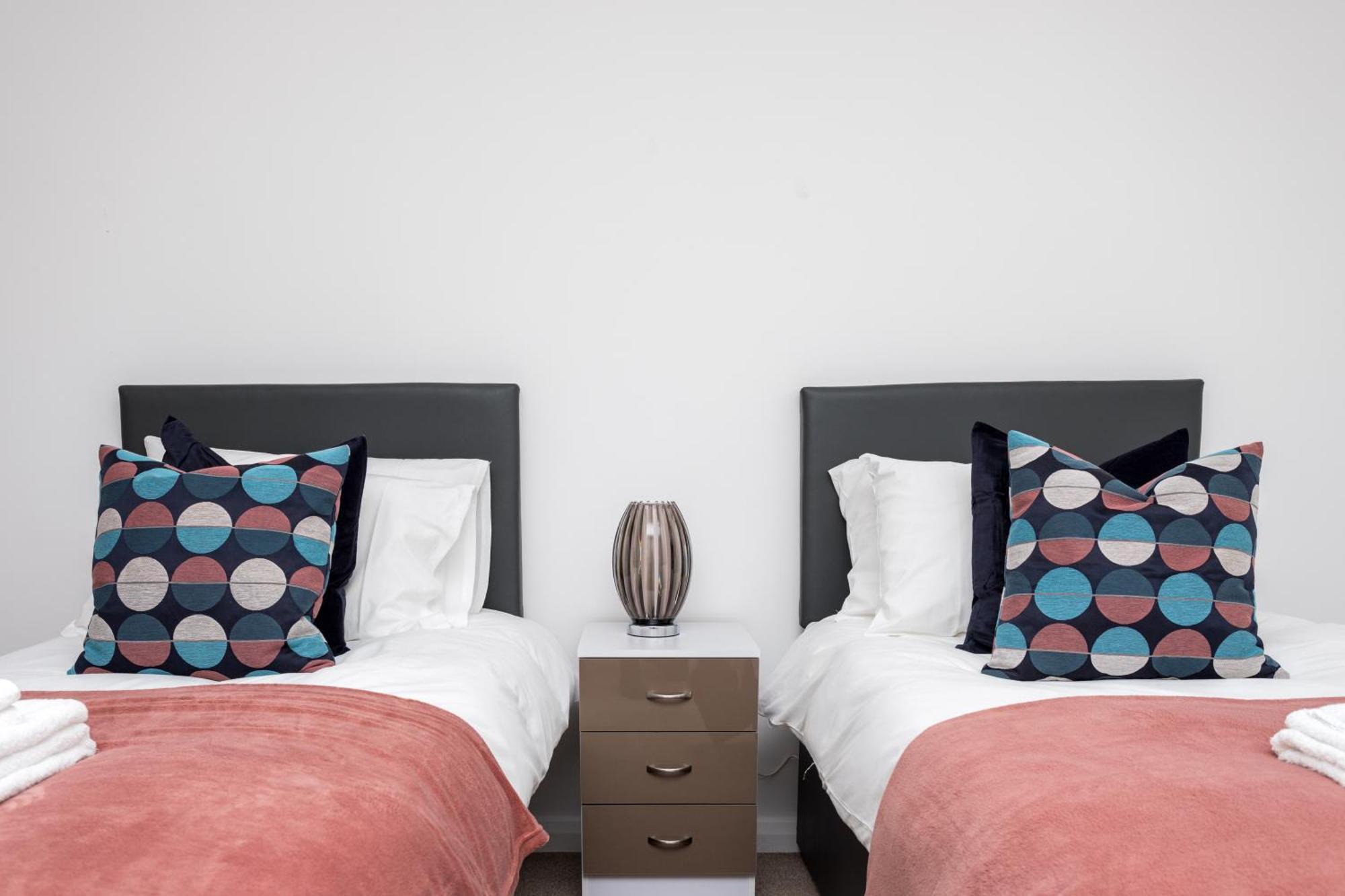 Flat 7- Spacious Studio Flat In The Heart Of Crawley Esterno foto